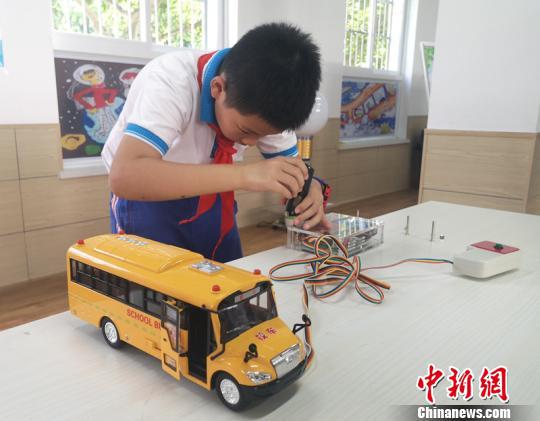 长沙小学生发明装置防止小朋友被遗留校车内