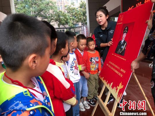 兰州小学生开学第一课：学国旗知识 增仪式感