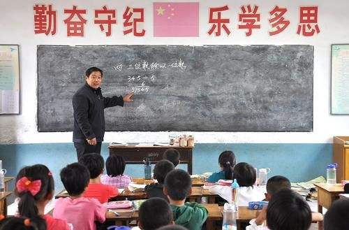 苗乡“全科教师”的坚守：哪怕剩一个孩子也要把书教好