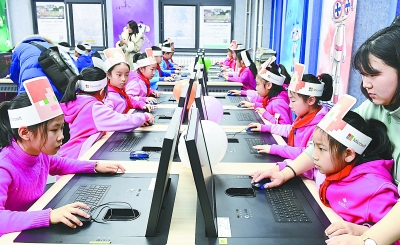 千余小学生体验人工智能编程的乐趣