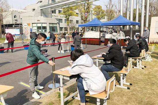 如何把教材安全送到学生手中？教师家长配合默契