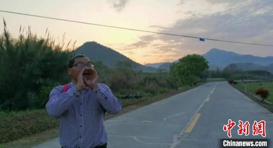 老教师每天步行30公里收发作业：再累不能亏待孩子