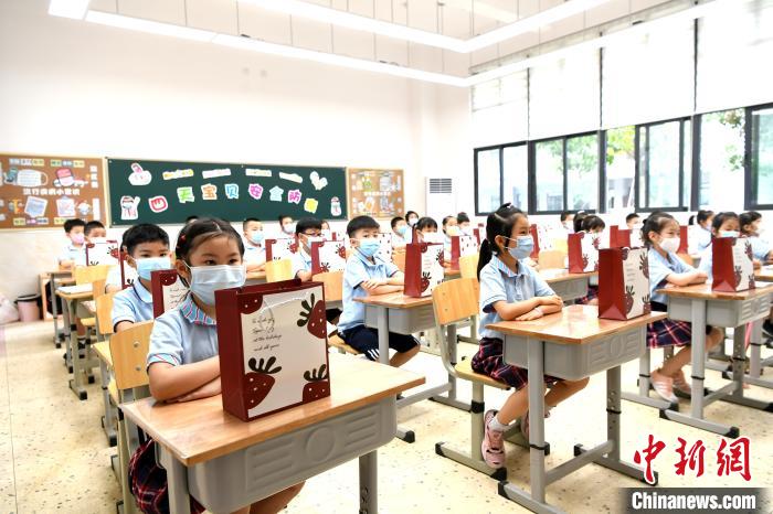 直击成都小学低年级开学：多举措防疫 首课致敬"逆行者"
