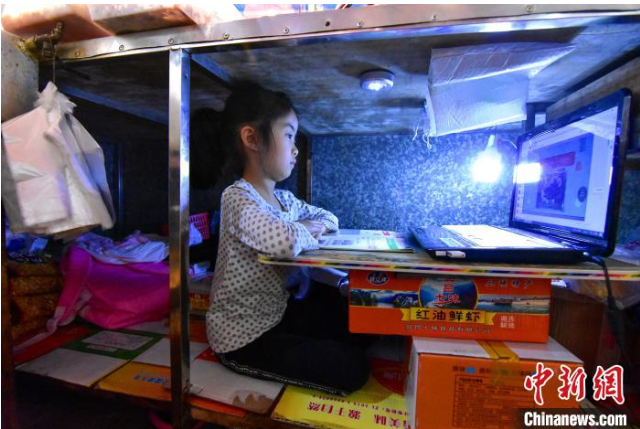 湖北一小学生案板下上网课：生活重启 希望仍在