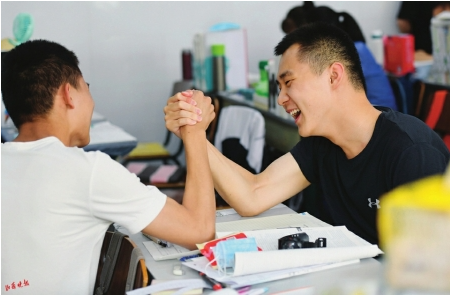 组图：冲刺高考桌上堆满资料 偶有轻松一刻
