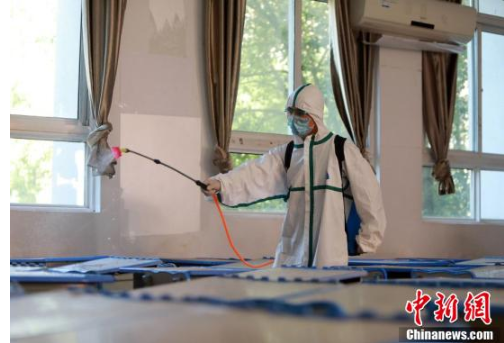 武汉初一初二年级8月10日返校复学 消防员进校园全面消杀