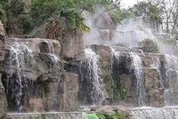 贫困县“豪华”校园引质疑：花200余万造假山瀑布水景